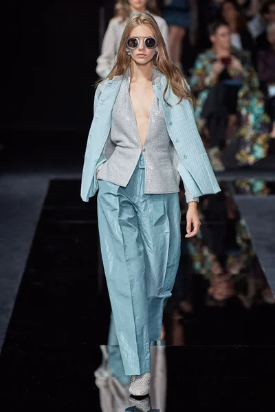Look 15